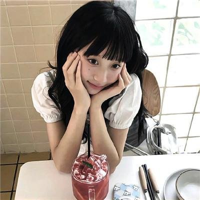 泳池里的女人